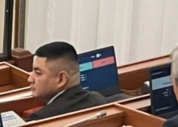 Депутат Эмил Жамгырчиев Жогорку Кеңештин жыйынына келди