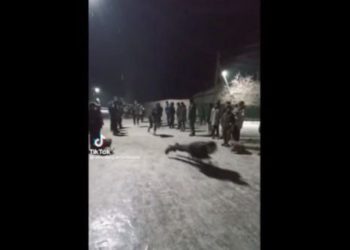 Арты артынан чана тебишип! Муз тебүүчү аянтка айланган айыл ичиндеги жолдун видеосу