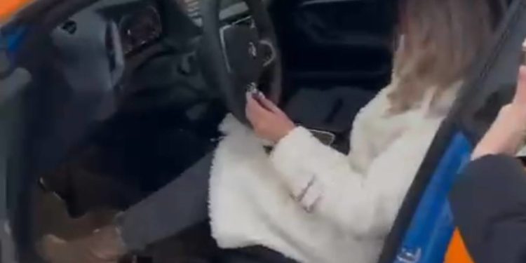 Орусиялык блогердин оюнунан BMW утуп алган кыргызстандык кыз унааны алды (видео)