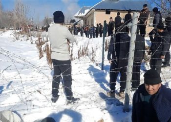 Кыргыз чек арачылары Өзбек жаранынын өрттөнүп жаткан сарайын өчүрүүгө жардам беришти