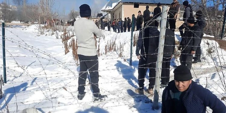 Кыргыз чек арачылары Өзбек жаранынын өрттөнүп жаткан сарайын өчүрүүгө жардам беришти