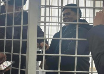 «Иш кыскартылды». Акын Болот Назаров сот залынан бошотулду