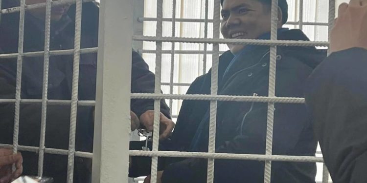 «Иш кыскартылды». Акын Болот Назаров сот залынан бошотулду