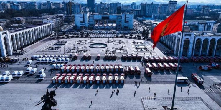 Эртең Садыр Жапаров ӨКМ менен Бишкектин мэриясына унаа тапшырат