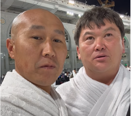 «Ушул жерге келүүнү насип кылсын». Бактияр Токторов умра сапарында жүрөт