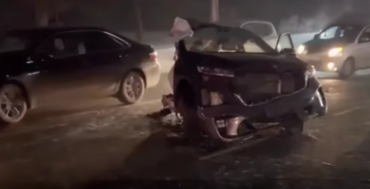 «Жарнамалык тактайды сүзгөн». Бишкекте катталган үрөй учурган жол кырсык боюнча милиция маалымат берди