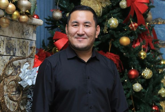 «Үнү жок 5 ырчы үчүн кабыл алынган». Акбар Сүйүнбаев фонограммага тыюу салуу боюнча үн катты