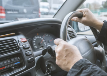 Депутат оң рулдуу унааларды бир жолу алып кирүүнү мыйзамдаштырууну сунуштады