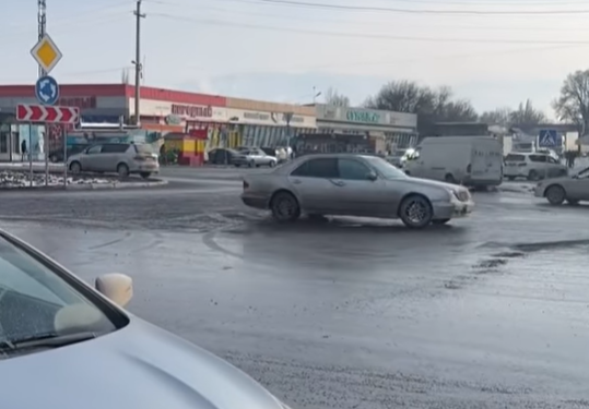 Бишкек-Ош жолунда дрифт уюштурган айдоочу 7,5 миң сом айыпка жыгылды