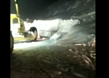 Бишкек-Ош жолуна түшкөн кар көчкү бир унааны басып калды (видео)