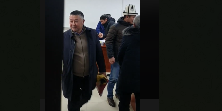 Мурдагы депутат Канат Исаев сот залынан бошотулду (видео)