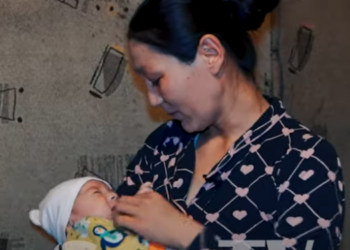 6 баласы менен таштанды таштоочу жайда жашаган келин: «Эгиздеримдин башында суу бар экен»