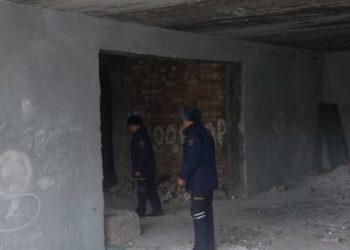 Кадамжайда милиция кызматкерлери мас болуп көчөдө жаткан 2 кишини үйүнө алып барышты