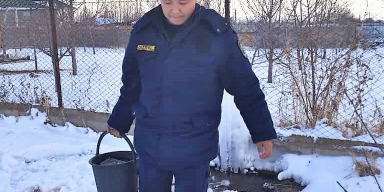 «Отун жарып, суу ташып, кар күрөп». Ысык-Көлдө милиция улгайган жана көп балалууларга жардам берип жатат
