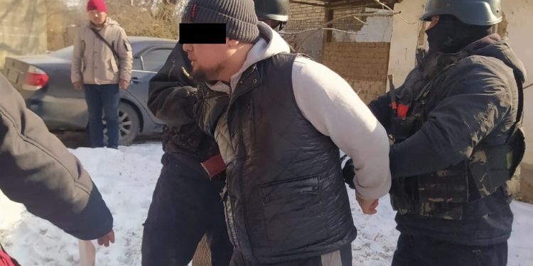 «Чыканагын тилип, бутуна ок атып». Жалал-Абадда каракчылыкка шектелгендер кармалды