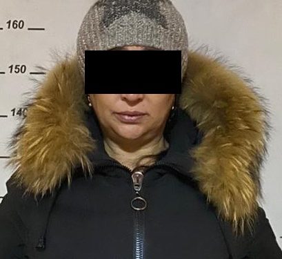 «8 миң доллар берем деген». Жалал-Абадда алдамчылыкка шектелип издөөдө жүргөн 46 жаштагы аял кармалды