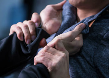 Бишкекте кичи автобус менен жеңил унаанын айдоочулары мушташа кетишкен