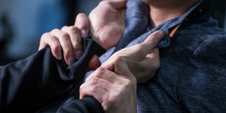 Бишкекте кичи автобус менен жеңил унаанын айдоочулары мушташа кетишкен