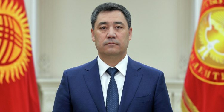 «Башыбызды ийип, таазим кылабыз». Садыр Жапаров Ата Мекенди коргоочулар күнү менен куттуктады