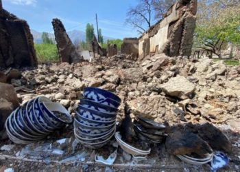 «Ар кандай кептерге чекит коёлу». Депутат чек арадагы окуяда чогултулган акча тууралуу маалымат сурады