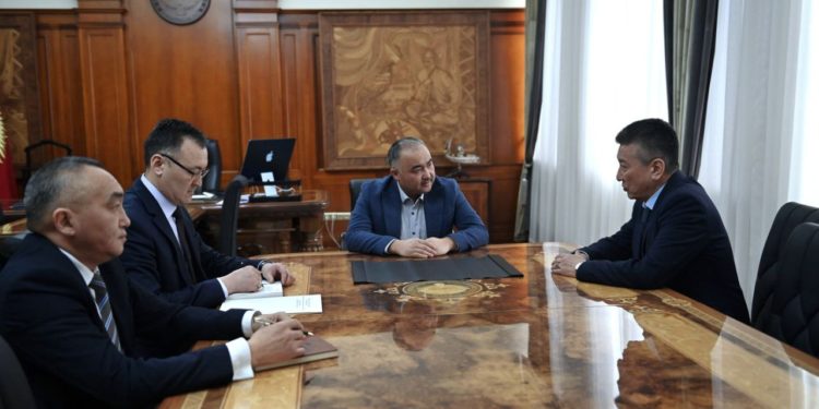 Төрага Нурланбек Шакиев Конституциялык соттун төрагасын кабыл алды