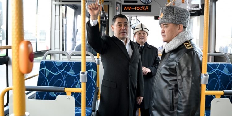 Садыр Жапаров ӨКМге, Саламаттыкты сактоо министрлигине жана мэрияга техникаларды тапшырды (сүрөт)