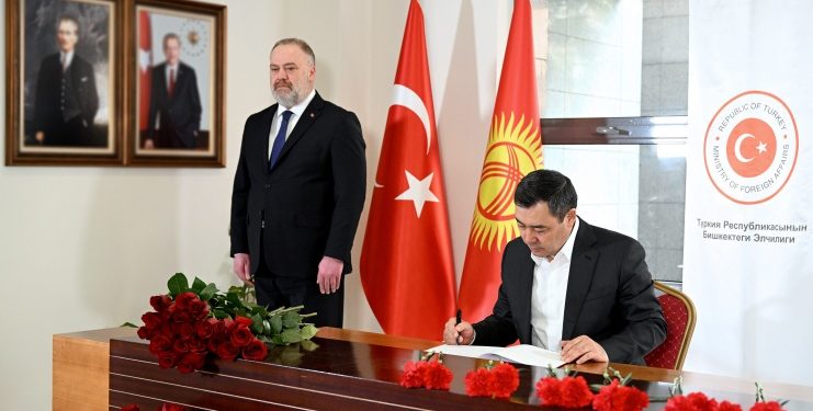 «Сиздердин кайгы – биздин да кайгы». Садыр Жапаров Түркиянын Кыргызстандагы элчилигине барып, көңүл айтты