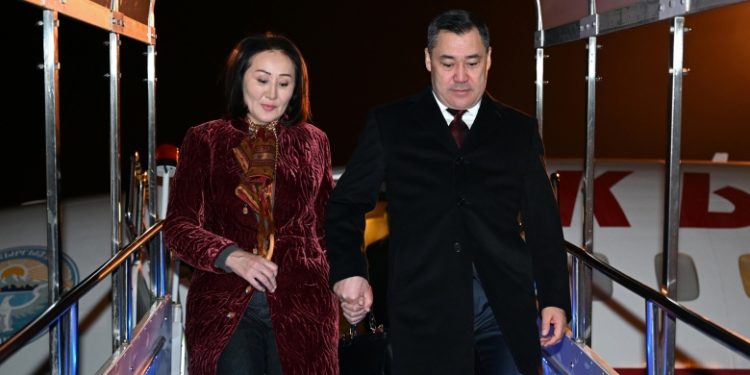 Садыр Жапаров жубайы Айгүл Жапарова менен Венгрияга барды. Кандай тосуп алышты?