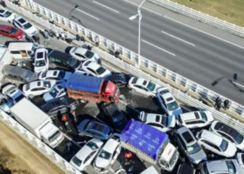 Кытайда 50 унаа сүзүшүп, 16 адам каза болду