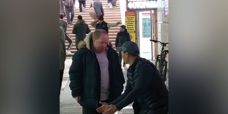 Бишкекте чет өлкөлүк жаранды пранкка салган тиктокчу милицияга жеткирилди