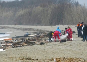 Италияда кеме чөгүп, 59 мигрант каза болду. Аман калгандар эмне дешти?