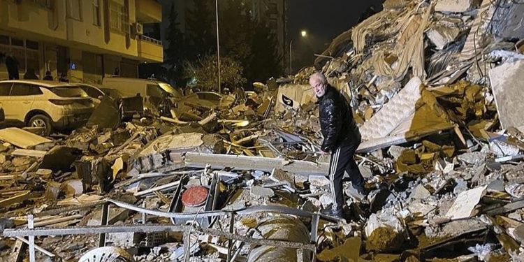 Кыргызстан Түркияга 63 куткаруучусун жөнөттү