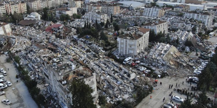 «Жакындары тааныды». Түркиядагы жер титирөөдө кыргызстандык каза болду
