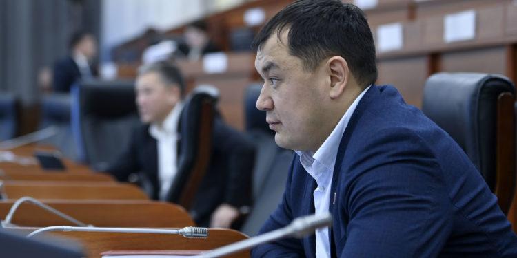 Депутаттар ар бейшембиде министрлерди көргүсү келет. А министрлерчи?