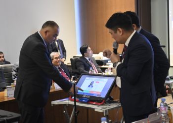 Төрага Нурланбек Шакиев шайлоо жараяндарына керектүү жабдууларды чыгарган компаниянын ишин көрүп чыкты