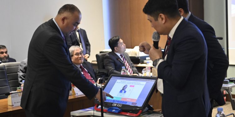 Төрага Нурланбек Шакиев шайлоо жараяндарына керектүү жабдууларды чыгарган компаниянын ишин көрүп чыкты