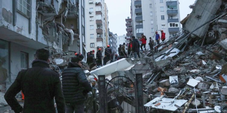 ӨКМ: «Кыргызстандан Түркияга барган куткаруучулар 24 саат бою иштеп жатышат»