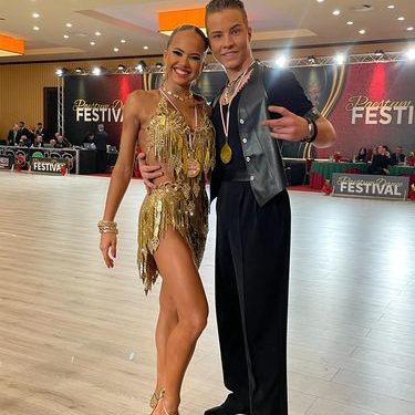 Кыргызстандык бийчилер Италияда өткөн сынакта алтын жеңишти