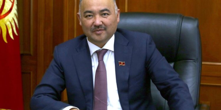 Жогорку Кеңештин төрагасы 5 депутат менен Казакстанга форумга катышууга жөнөп кетти