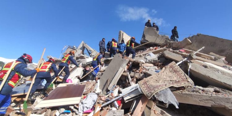 Кыргызстандын куткаруучулары Түркияда издөө-куткаруу иштерин баштады (сүрөт)