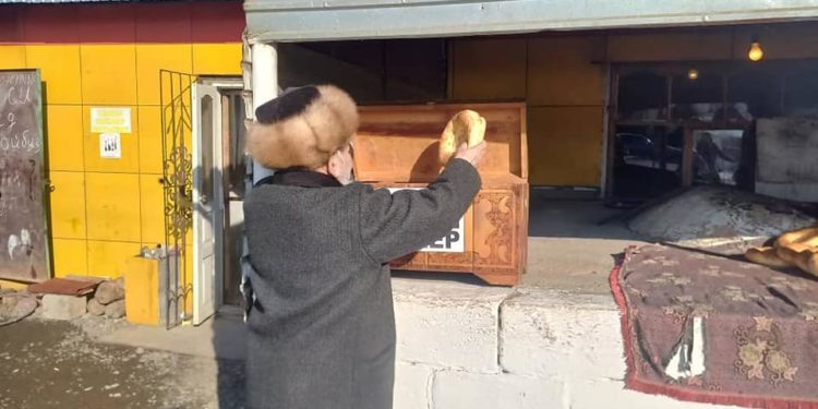 Таласта нан алууга мүмкүнчүлүгү жоктор үчүн бекер нан кутучасы ачылды