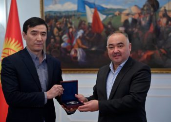 Жогорку Кеңештин айрым депутаттары төраганын колунан сыйлык алышты (сүрөт)