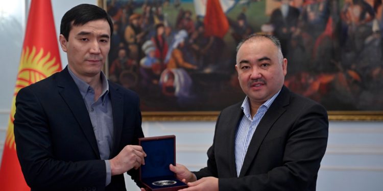 Жогорку Кеңештин айрым депутаттары төраганын колунан сыйлык алышты (сүрөт)