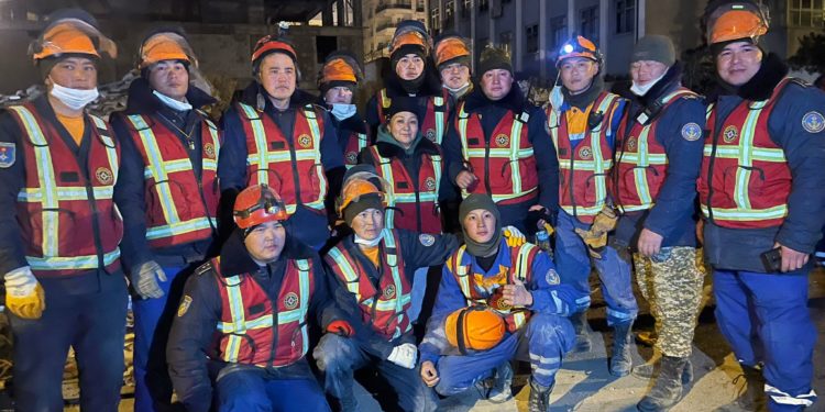 Кыргыз куткаруучулары Түркияда урандынын алдынан 104 кишинин сөөгүн алып чыгышты