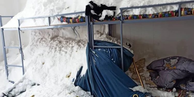 Ала-Букада кар көчкүнүн алдынан кызматкерлер кантип чыгарылды? Видео, фото