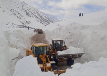 Бишкек-Ош жолуна түшкөн кар көчкү тазаланып жатат