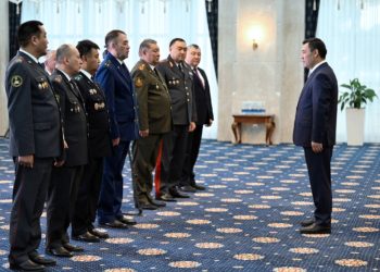 Садыр Жапаров укук коргоо, бажы жана көзөмөлдөө органдарынын жетекчилерине генералдык наамдарды тапшырды