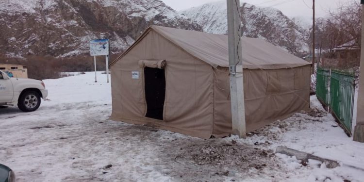 Бишкек-Торугарт унаа жолунда чатыр тигилип, тамак-аш берилип жатат