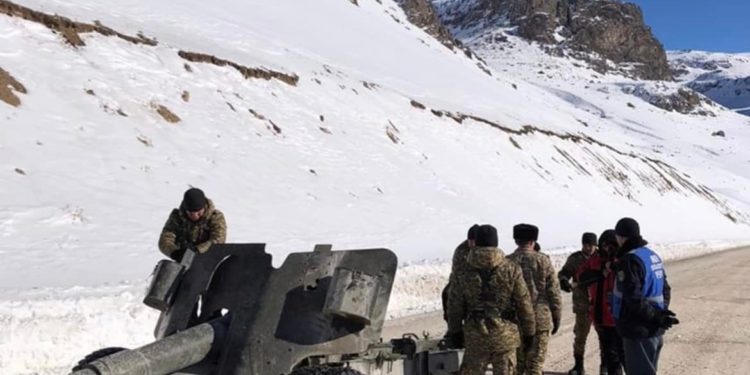 Бишкек-Ош жана Бишкек-Торугарт жолунда кар көчкү мажбурлап атып түшүрүлүүдө