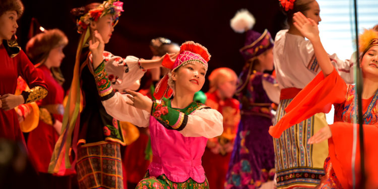 Бишкекте эне тил күнүнө арналган фестиваль өткөрүлдү (сүрөт)